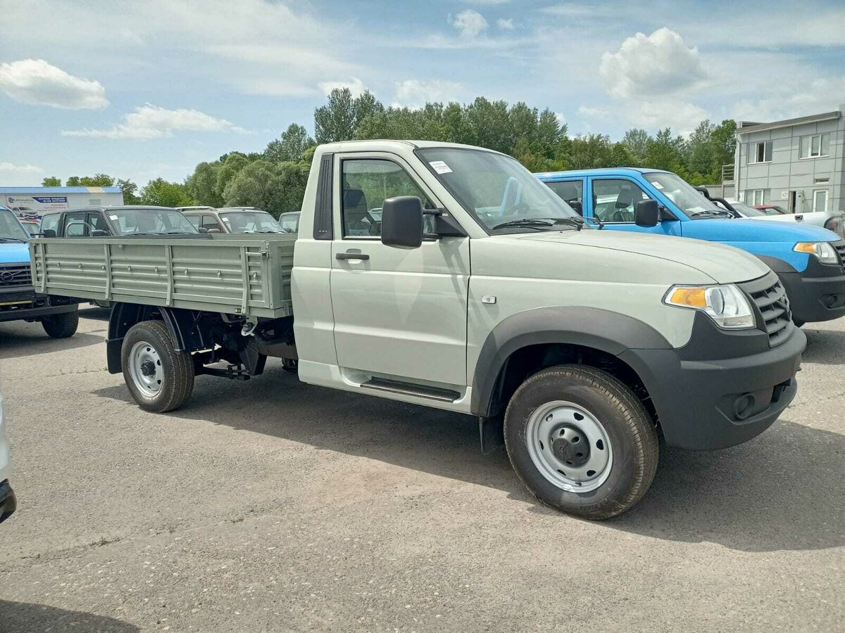 Купить новый УАЗ Профи бензин механика в Курске: белый бортовой ...