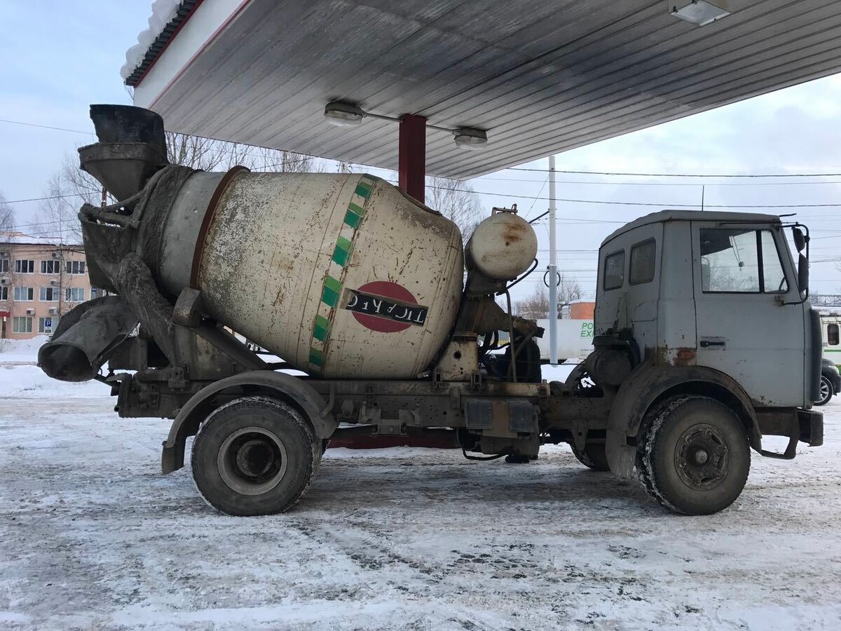Бетономешалка мешает бетон бригада строителей жрет самогон