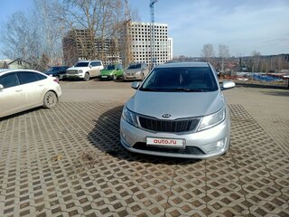 2013 Kia Rio 5-speed III, серебристый, 840000 рублей, вид 1