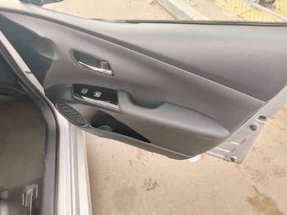 2018 Toyota Prius IV Рестайлинг (XW50), серебристый, 2300000 рублей - вид 15