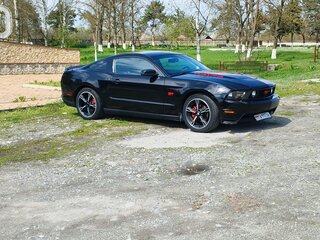 2010 Ford Mustang V Рестайлинг, чёрный, 900000 рублей, вид 3