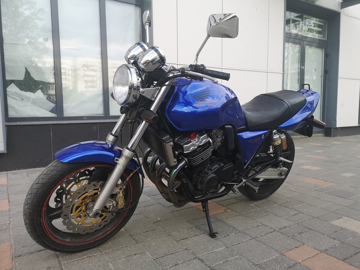 Мотоцикл Honda cb400 сине белая