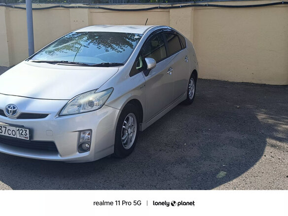 2011 Toyota Prius III (XW30), серебристый, 1150000 рублей - вид 1