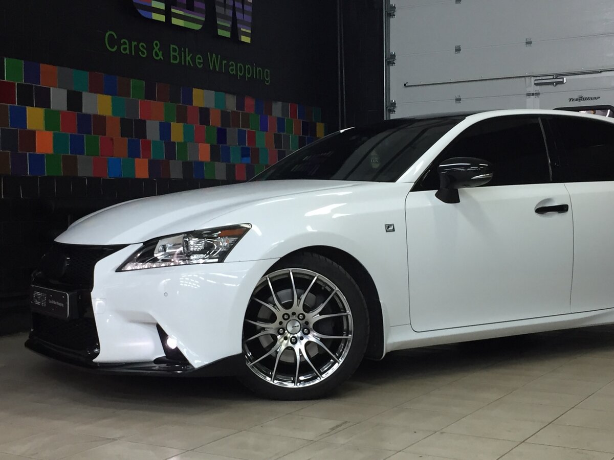 Lexus GS белый перламутр с черными дисками