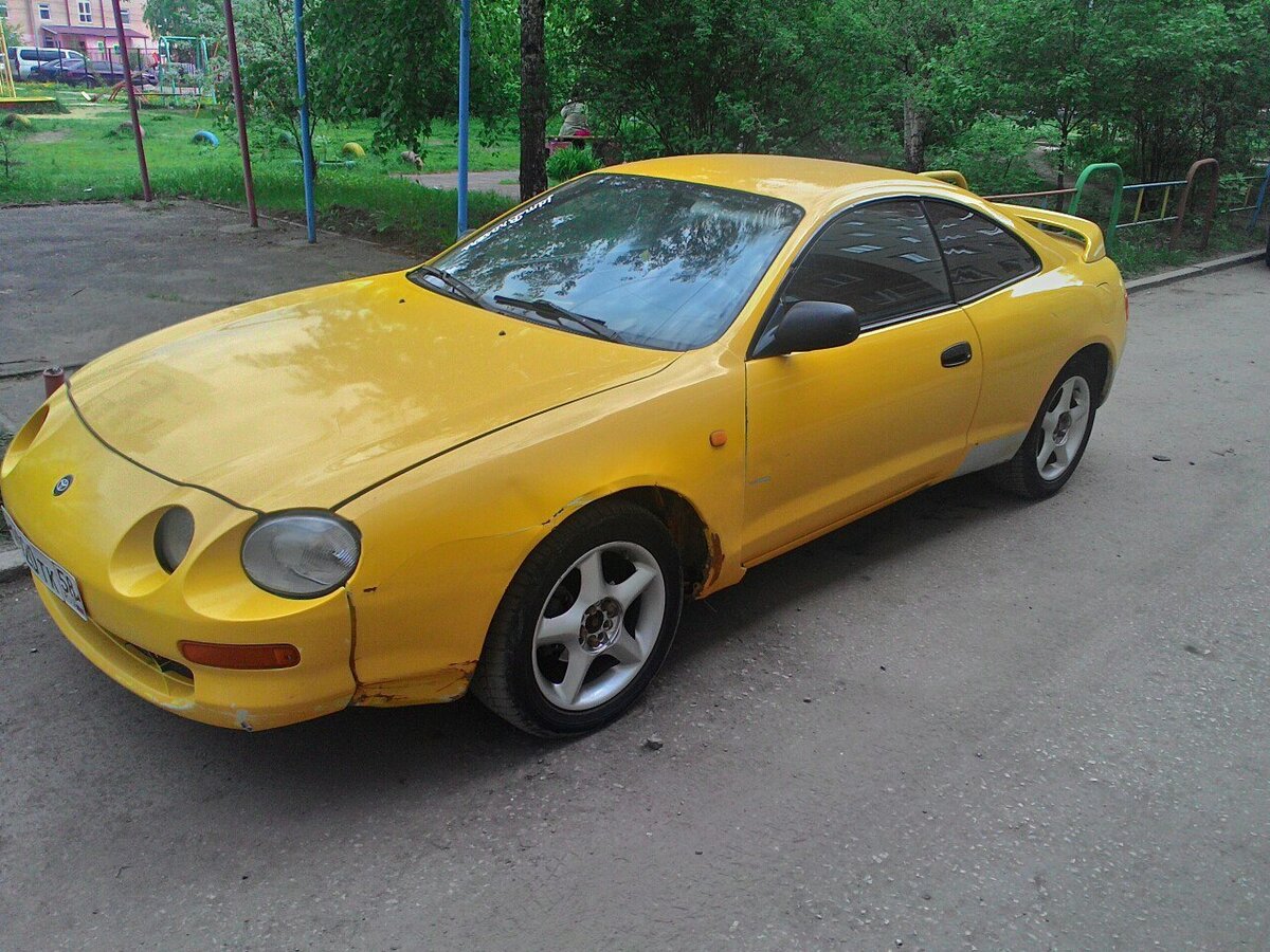 Toyota Celica желтая