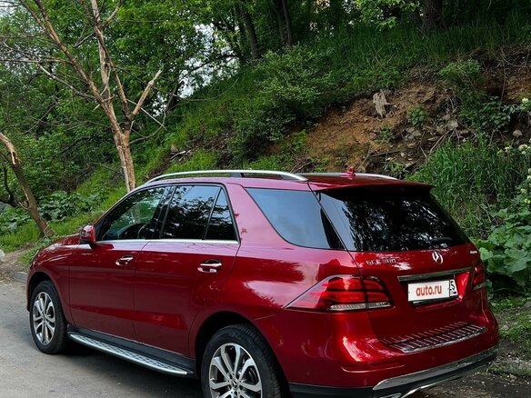 2017 Mercedes-Benz GLE 300 I (W166), красный, 4900000 рублей - вид 2