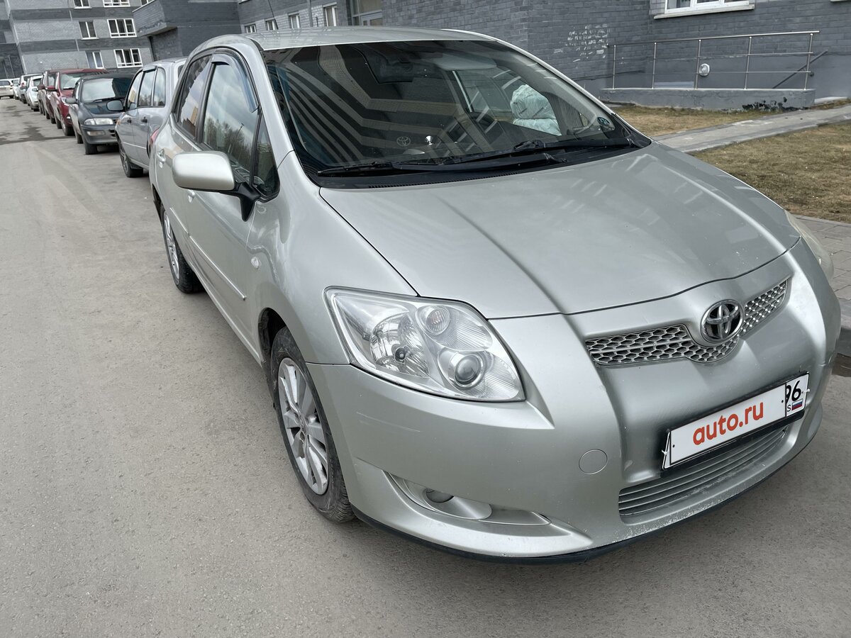 Toyota Auris 2008 спереди