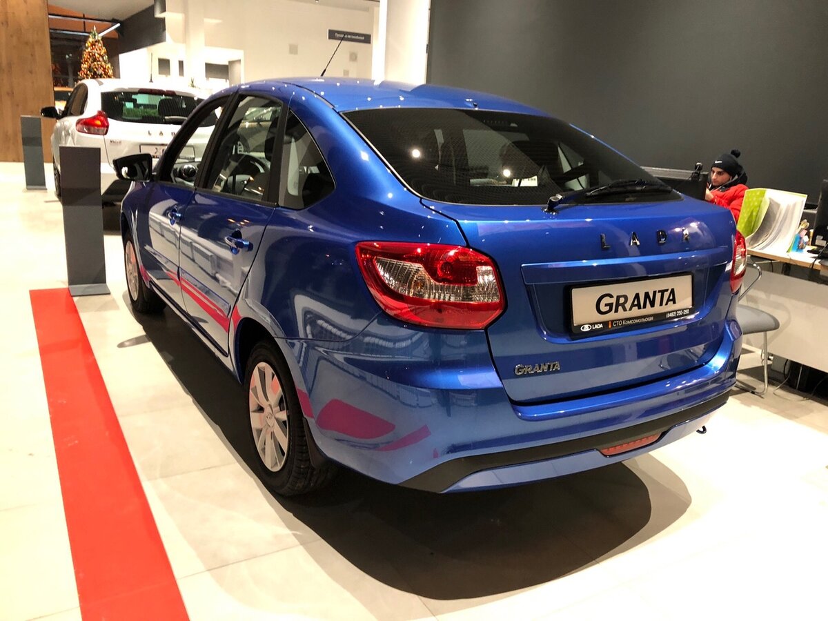 Лада Гранта лифтбек сбоку