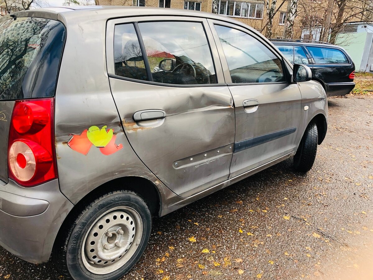 Запаркованные машины Kia Picanto