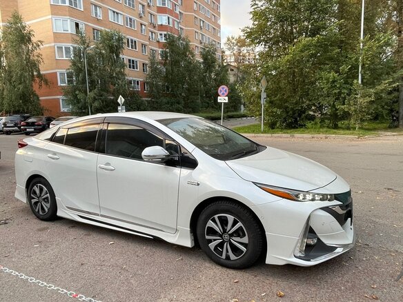 2017 Toyota Prius PHV ZVW52 IV (XW50), белый, 2500000 рублей - вид 1
