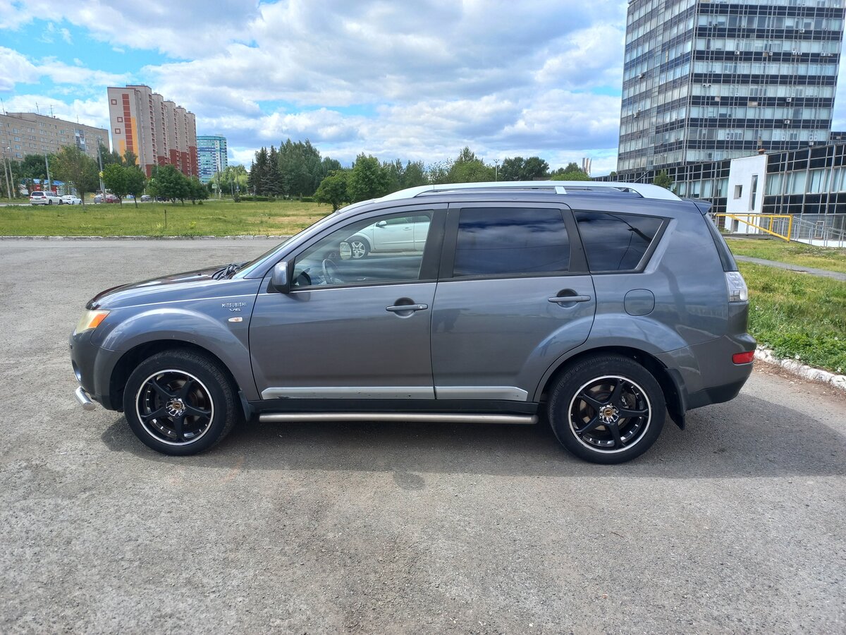 Купить б/у Mitsubishi Outlander II 3.0 AT (220 л.с.) 4WD бензин автомат ...