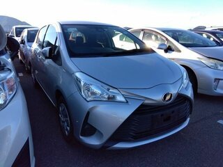2018 Toyota Vitz III (XP130) Рестайлинг 2, серебристый, 710000 рублей, вид 1