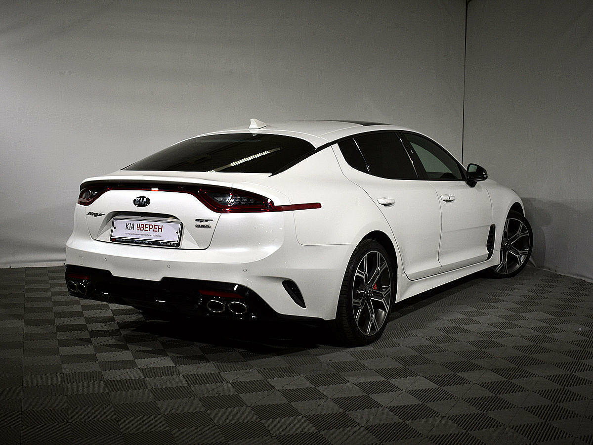 Kia Stinger белая