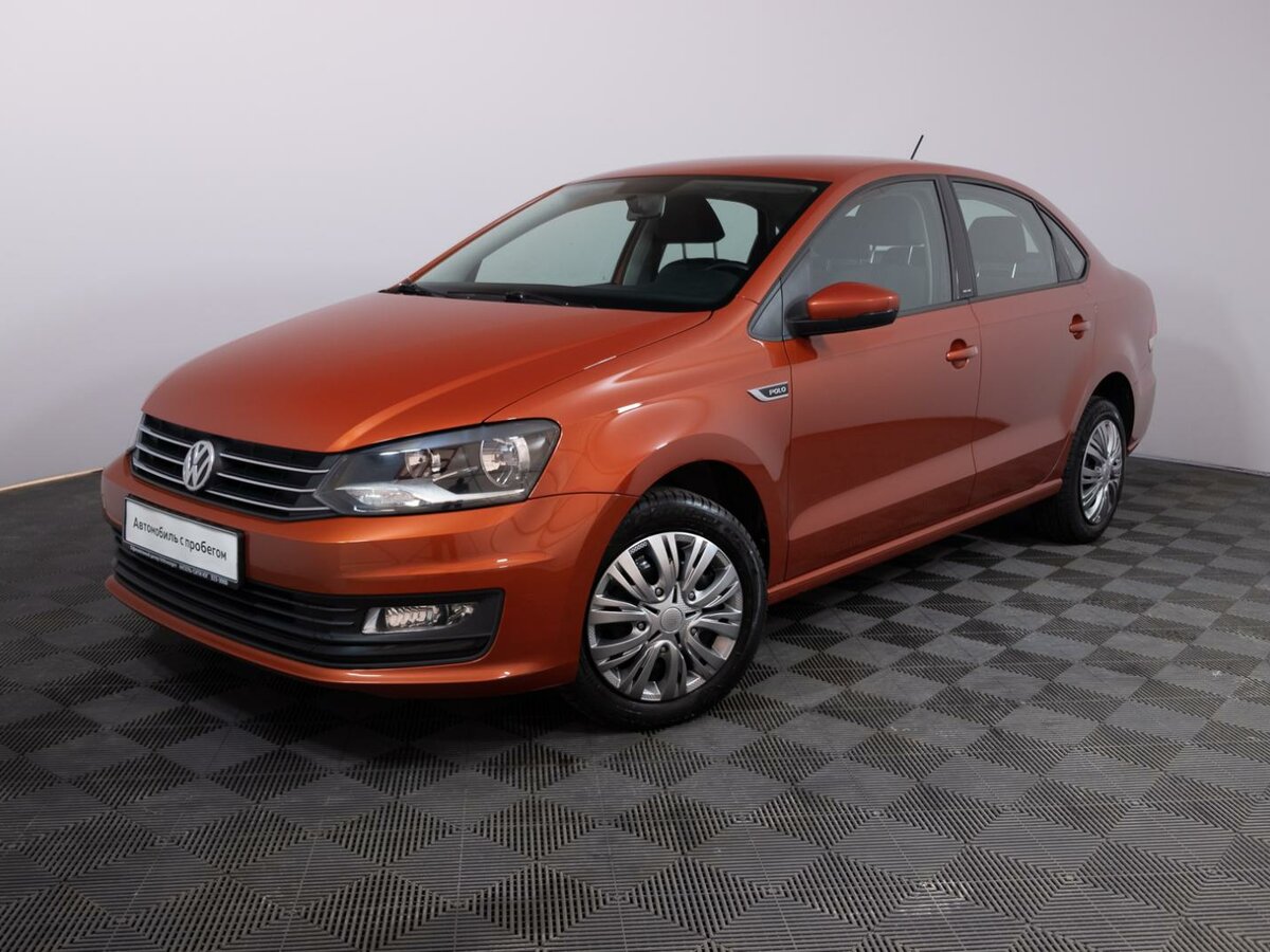 Оранжевый VW Polo sedan 2013