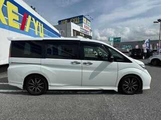 2017 Honda Stepwgn Spada V Рестайлинг, белый, 1367900 рублей, вид 3
