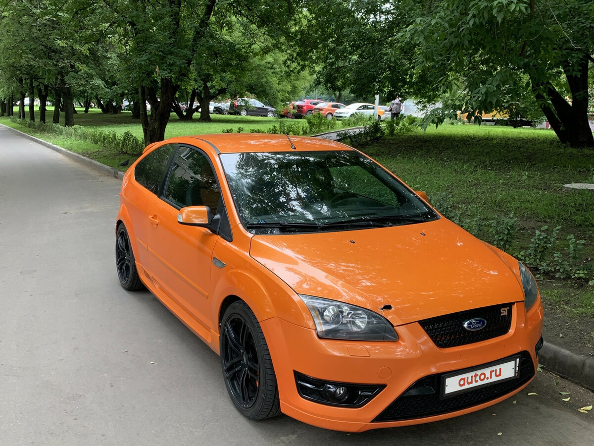 Машина Ford оранжевая