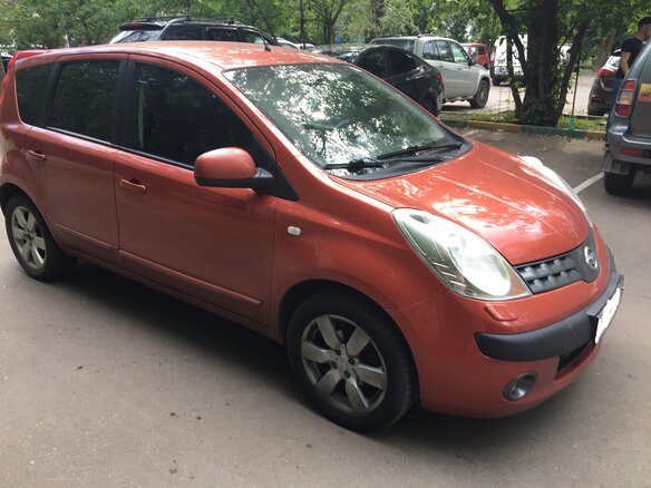 2008 Nissan Note I, красный
