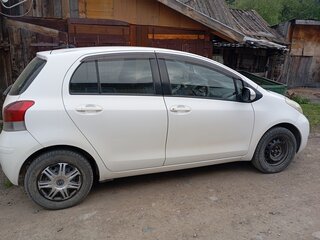 2010 Toyota Vitz III (XP130), белый, 600000 рублей, вид 3