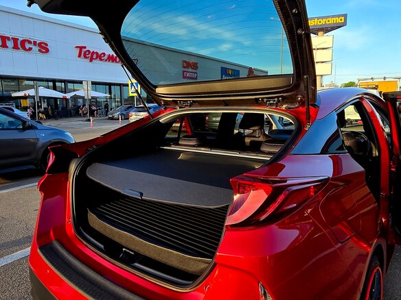 2018 Toyota Prius IV Рестайлинг (XW50), красный, 2700000 рублей - вид 15