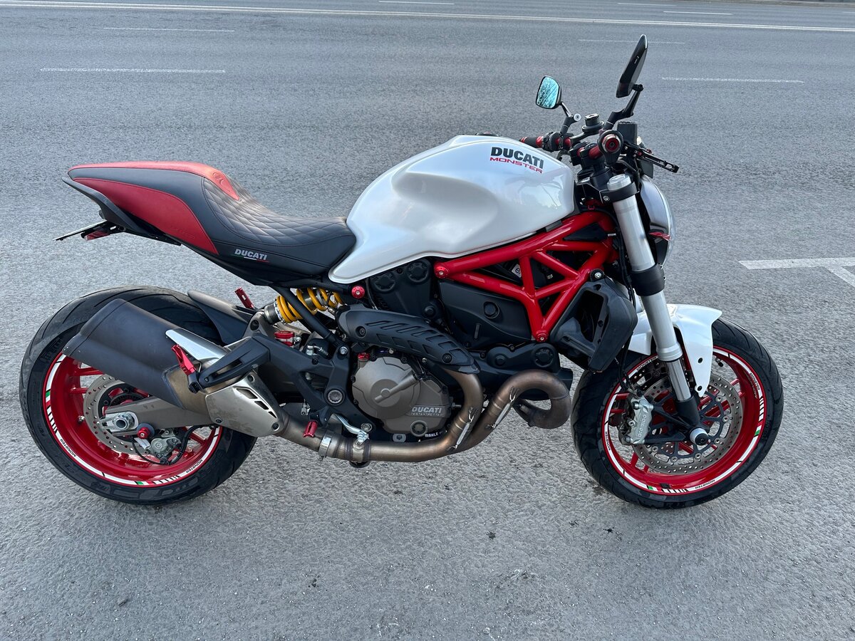 Monster 821 white hotsell