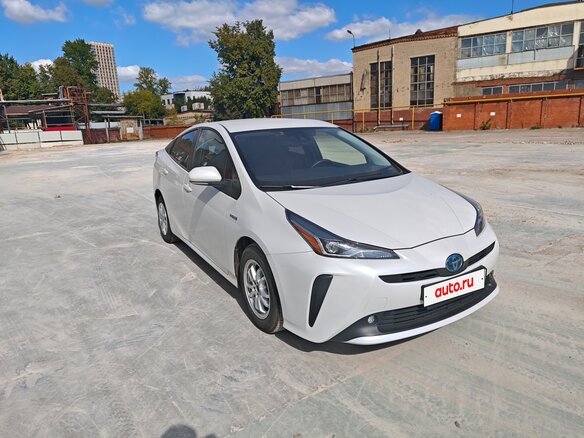 2020 Toyota Prius IV Рестайлинг (XW50), белый, 2750000 рублей - вид 3