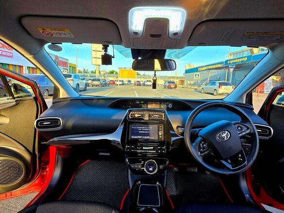 2018 Toyota Prius IV Рестайлинг (XW50), красный, 2700000 рублей - вид 23