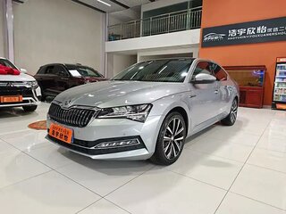 2022 Skoda Superb III Рестайлинг, серебристый, 1800000 рублей, вид 1