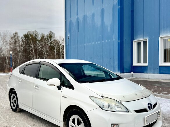 2011 Toyota Prius III Рестайлинг (XW30), белый, 980000 рублей - вид 1