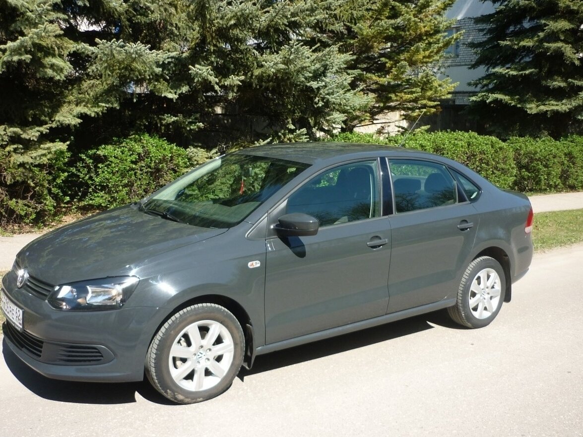 VW Polo sedan серый