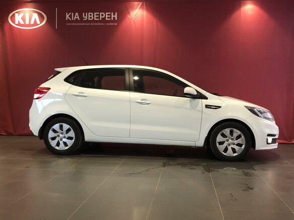2016 Kia Rio III Рестайлинг, белый - вид 3