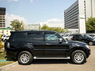 2017 Mitsubishi Pajero IV Рестайлинг 2, чёрный, 2748000 рублей, вид 3