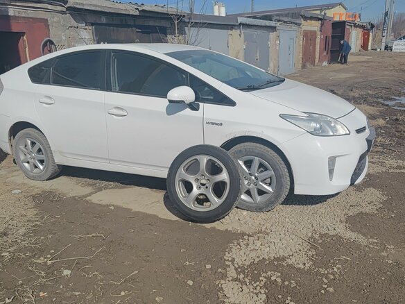 2013 Toyota Prius III Рестайлинг (XW30), белый, 1450000 рублей - вид 1