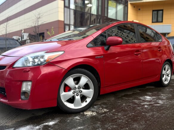 2009 Toyota Prius III (XW30), красный, 820000 рублей