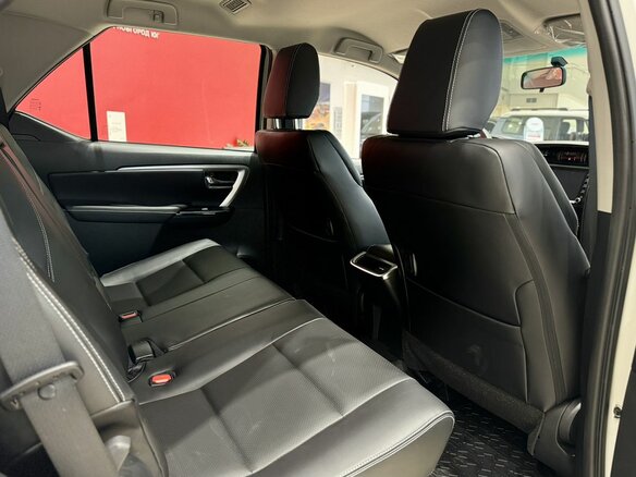 2023 Toyota Fortuner II Рестайлинг, белый, 7500000 рублей - вид 16