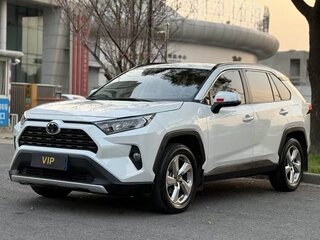 2022 Toyota RAV4 V (XA50), белый, 2300000 рублей, вид 1