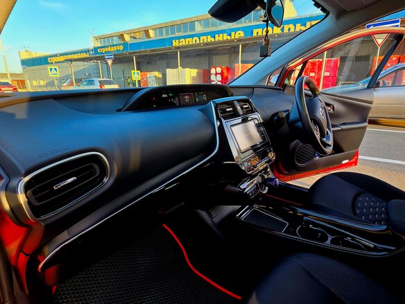 2018 Toyota Prius IV Рестайлинг (XW50), красный, 2700000 рублей - вид 35