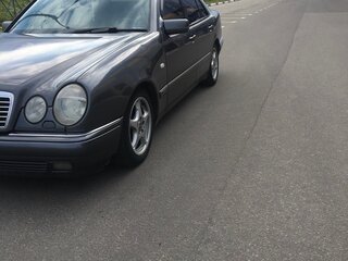 1998 Mercedes-Benz E-Класс 240 II (W210, S210), серый, 700000 рублей, вид 1