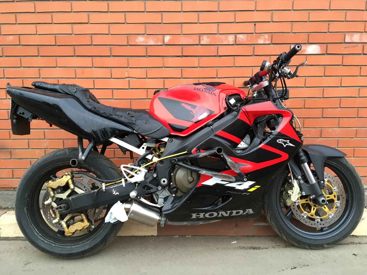 Подержанный Honda CBR 600F инжектор 6 передач, красный спорт-туризм 2004 го...