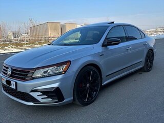 2018 Volkswagen Passat (North America and China) I Рестайлинг, серебристый, 1000000 рублей, вид 1