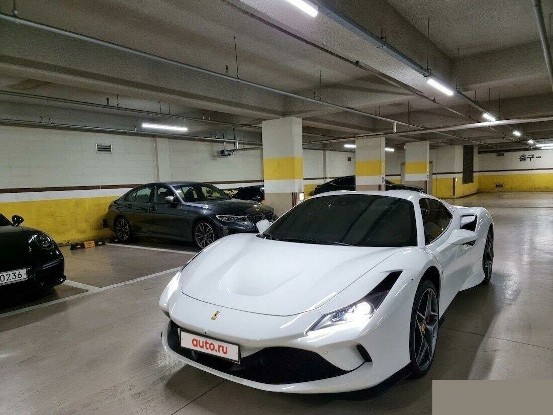 Автомобиль Феррари White