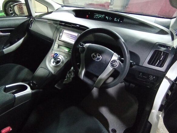 2012 Toyota Prius III Рестайлинг (XW30), белый, 1400000 рублей - вид 18