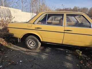 1982 Mercedes-Benz W123 200 4-speed, жёлтый, 300000 рублей, вид 1