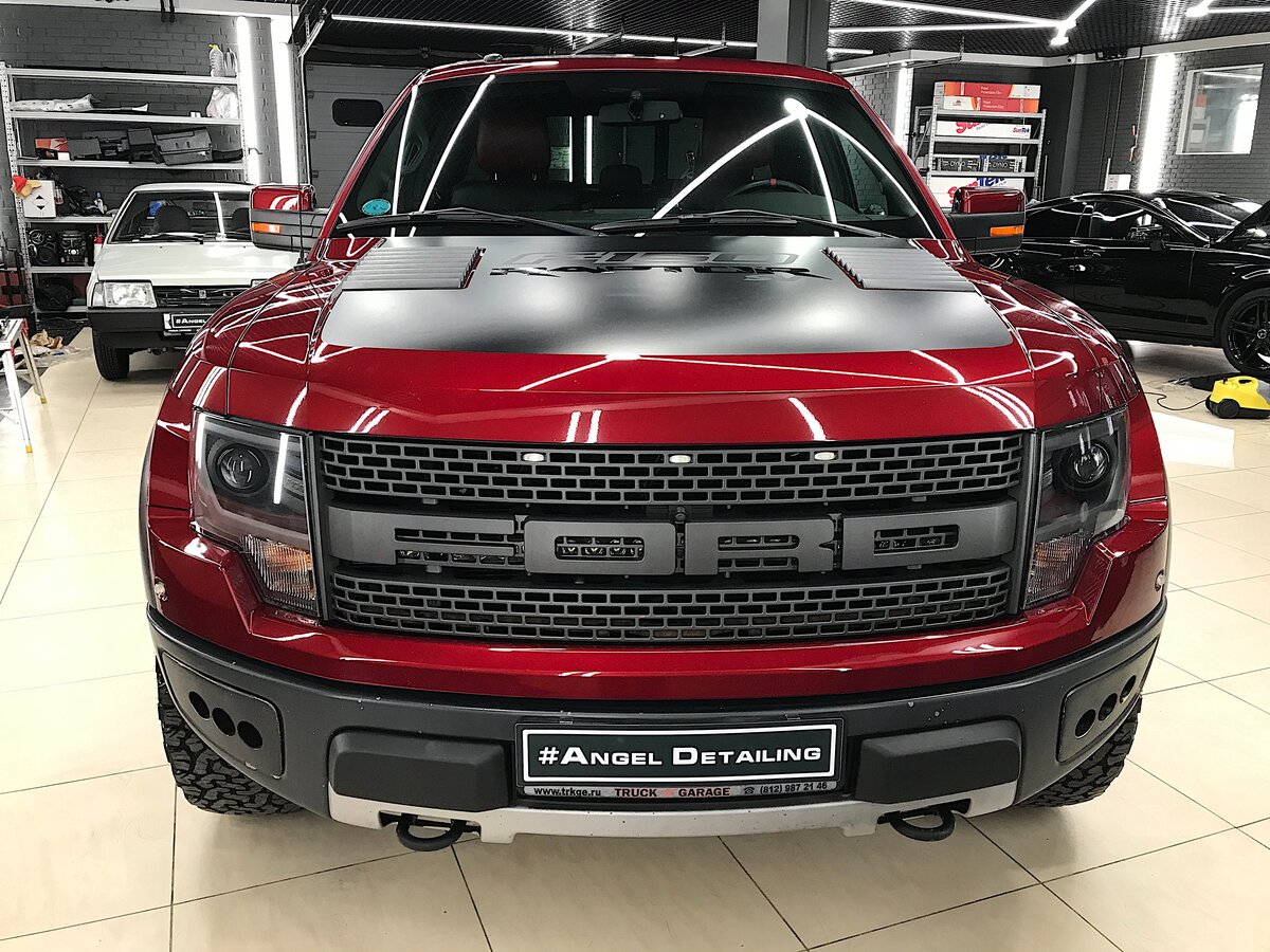 Ford raptor красный