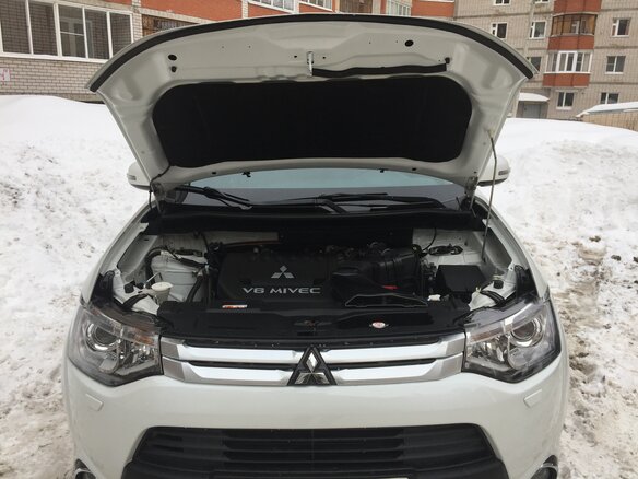 2014 Mitsubishi Outlander III Рестайлинг, белый - вид 1