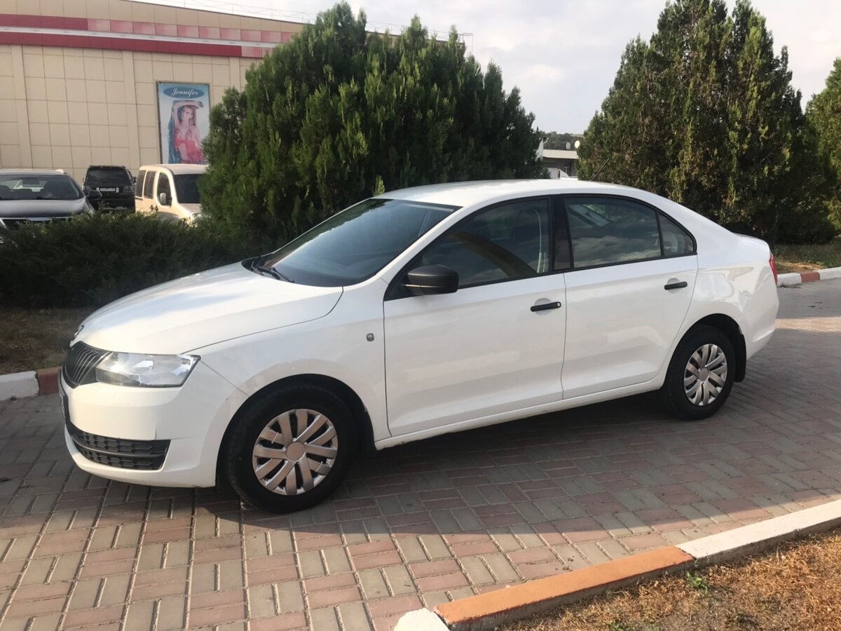 Белая Skoda Rapid 2015
