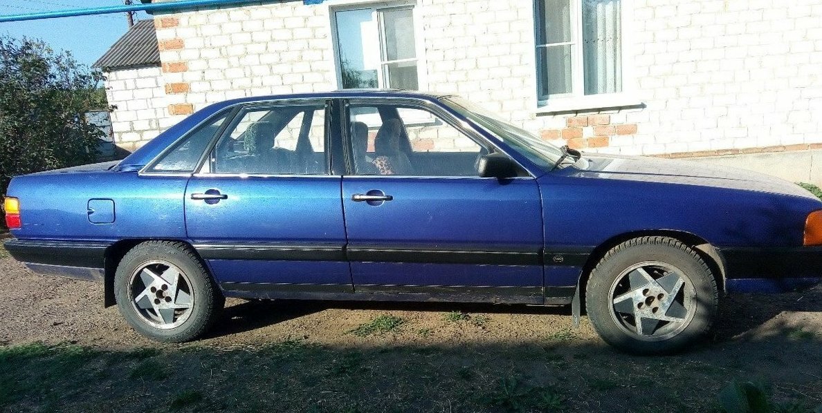 Ауди 100 синий