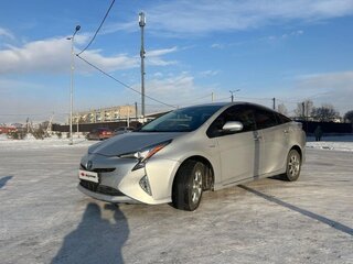 2017 Toyota Prius IV (XW50), серебристый, 1680000 рублей, вид 1