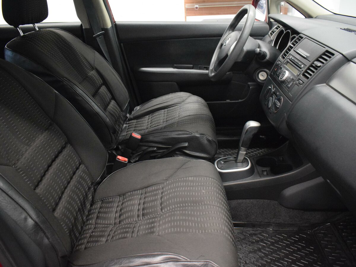 Nissan Tiida 2008 седан салон