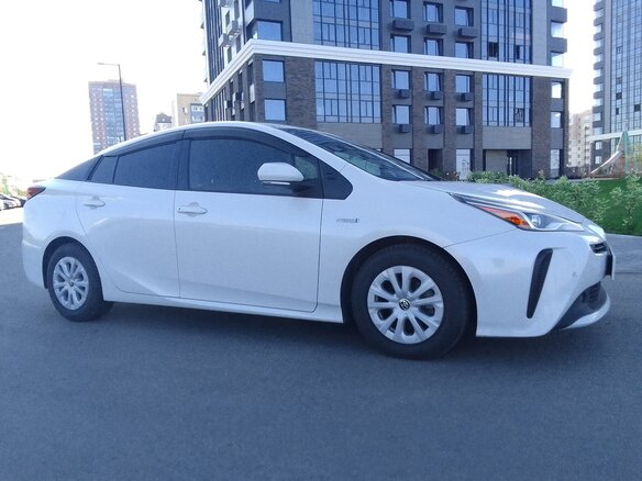 2019 Toyota Prius IV Рестайлинг (XW50), белый, 1900000 рублей - вид 1