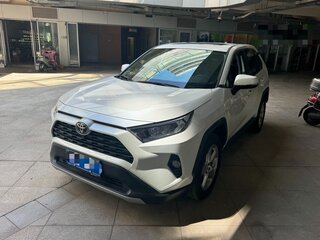 2021 Toyota RAV4 V (XA50), белый, 2462000 рублей, вид 1